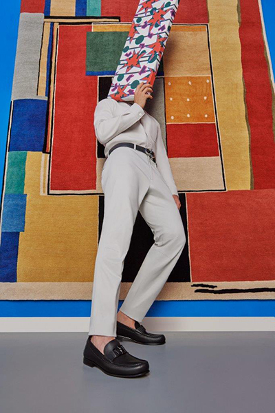دار Salvatore Ferragamo تطلق شعارها الجديد SFتكريما لمؤسسها
